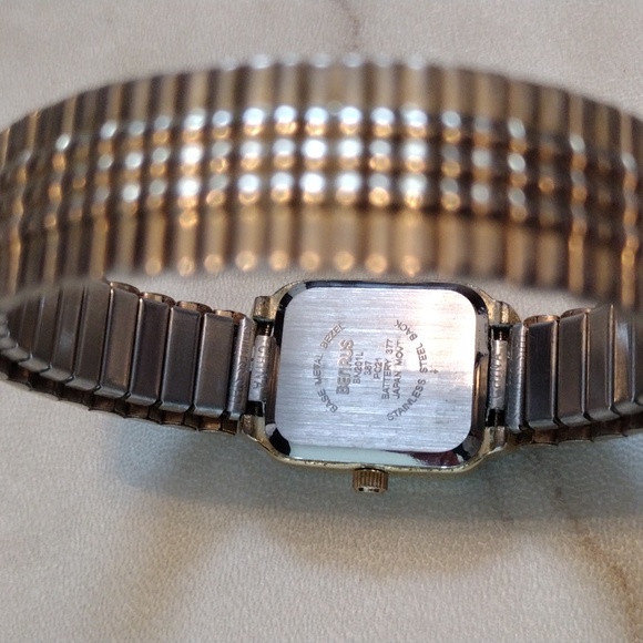 Benrus gold face stretch fit watch. - Picture 4 of 7
